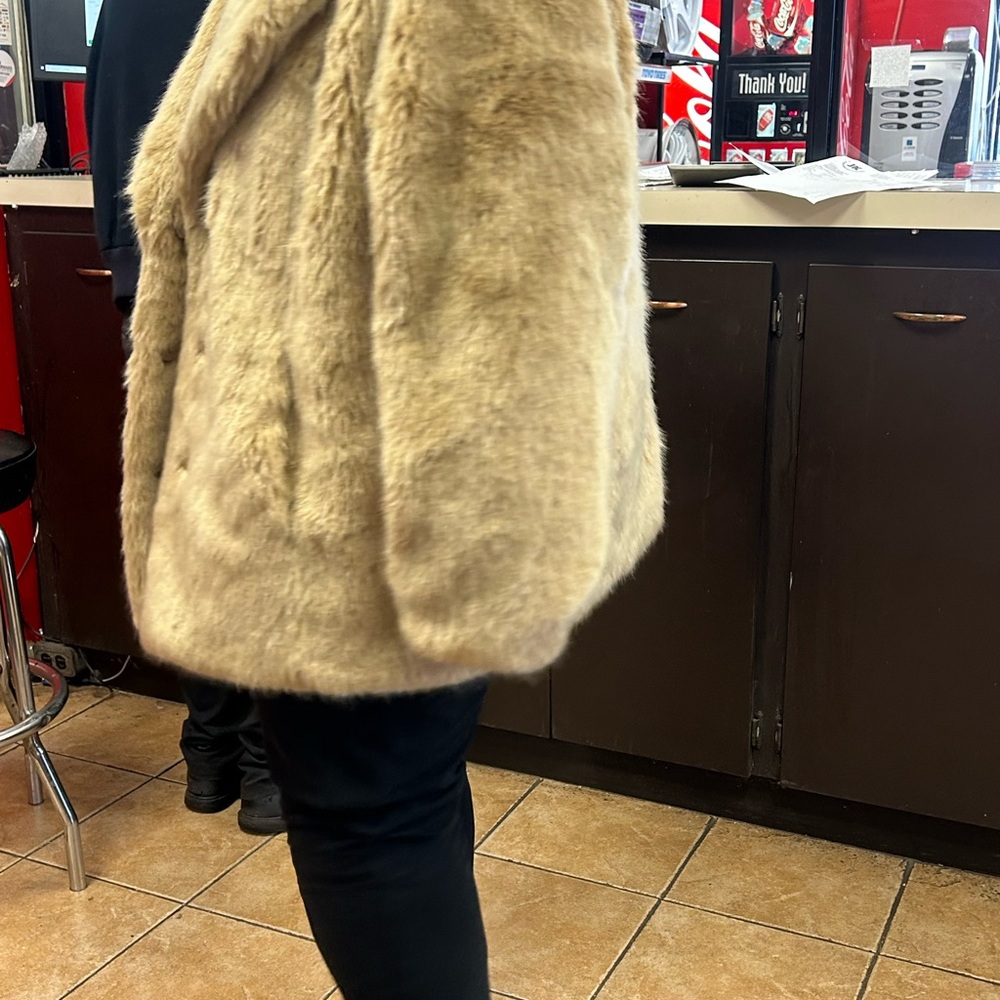 Luxurious Faux Fur Coat Brand New - Picture 7 of 7